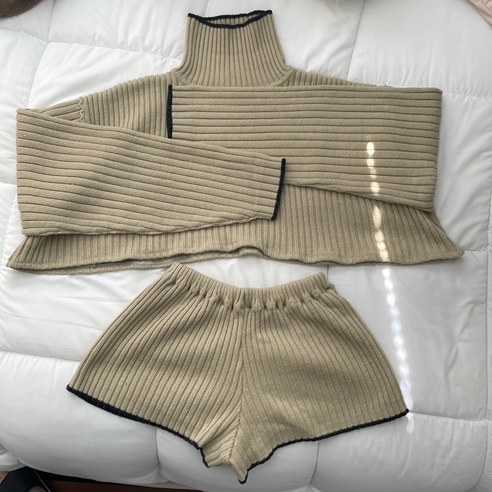 TRADED Firebird Reconstructed Cropped Wool Knit Turtleneck/ Shorts set - Picture 1 of 11